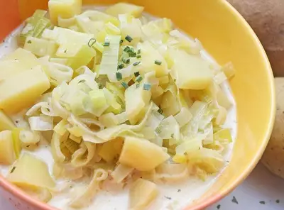 Суп картофельный с луком пореем и кислым молоком