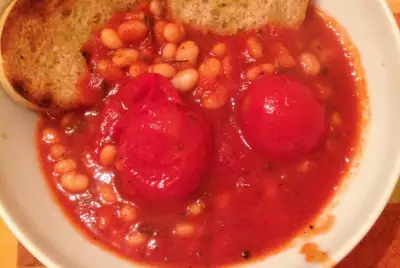 Суп из фасоли томатов и шалфея с тостами