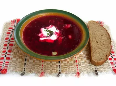 Пасхальный свекольный суп со сливочным хреном