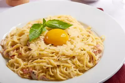 Спагетти карбонара с беконом и яйцом
