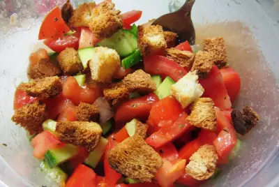 Овощной салат с гренками и уксусной заправкой