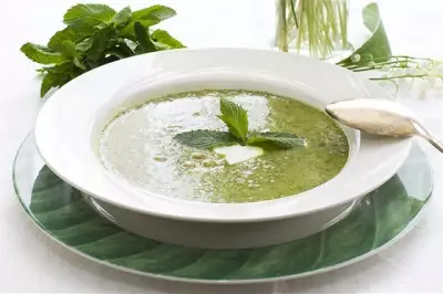 Зеленый крем суп из шпината и мяты с паприковым маслом