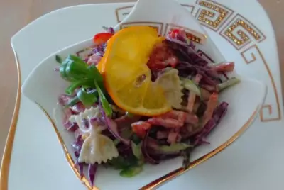 Салат с макаронами, копченой колбасой и огурцами