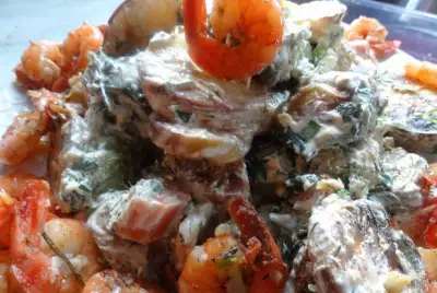 Салат из запеченных овощей с креветками и заправкой крем фреш