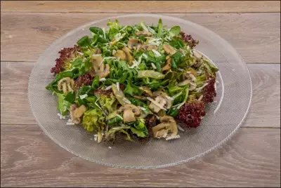 Зеленый салат с шампиньонами
