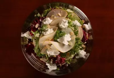 Салат с радиккьо грушами рикоттой и грецкими орехами