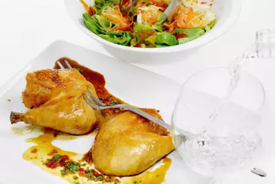 Глазированная в меду курица с салатом из латука, романо, пекинской капусты и кимчи