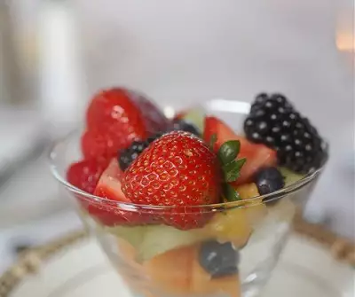 Салат из фруктов и ягод с мятой