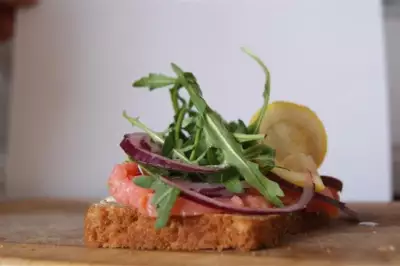 Датский открытый сэндвич (smørrebrød) с красной рыбой