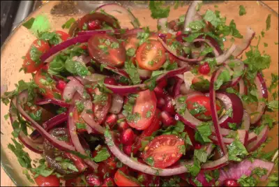 Салат из помидоров черри с красным луком и травами
