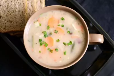 Легкий куриный суп с зеленью