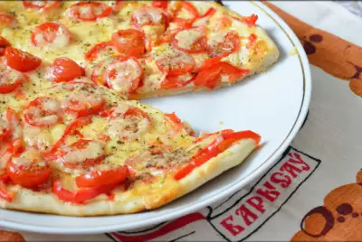 Пицца по‑итальянски с помидорами черри и двумя видами сыра