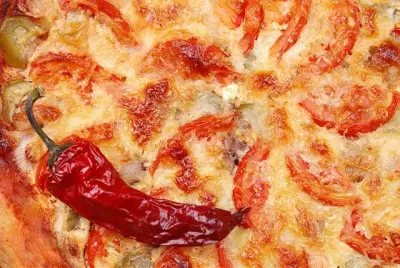 Пирог с жареными томатами, базиликом и сыром