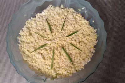 Слоеный салат с тунцом, рисом и луком