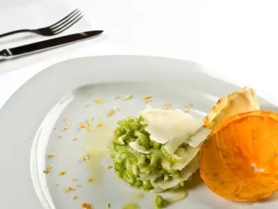 Салат из сельдерея с грецкими орехами и горчичным соусом