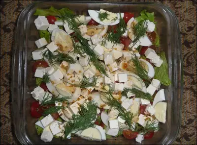 Зеленый салат с черри, яйцами и сыром