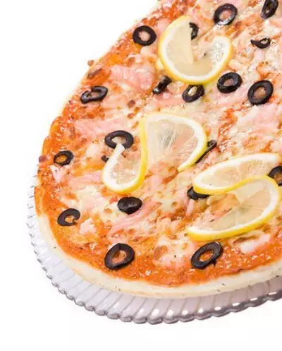 Пицца с жареной рыбой и красной икрой