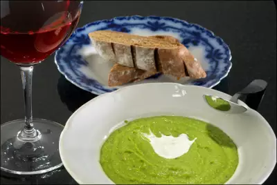 Крем-суп с чесноком и зеленым горошком