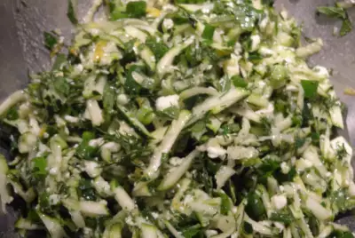 Салат с цукини, зеленью и фетой по‑гречески