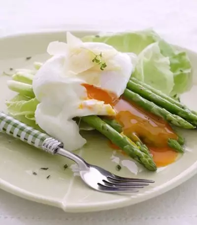 Салат из печеной спаржи с яйцом пашот и пармезаном