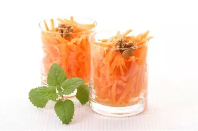 Салат из тертой моркови с вареньем и орехами