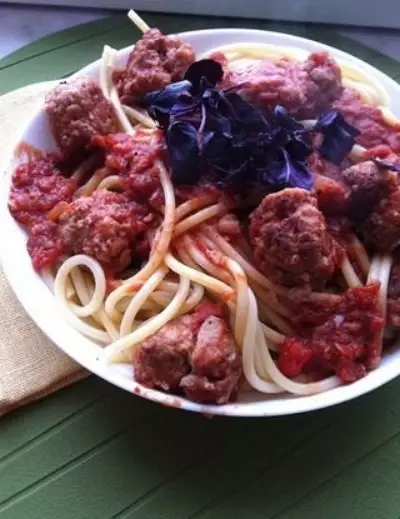 Спагетти болоньезе с тефтелями