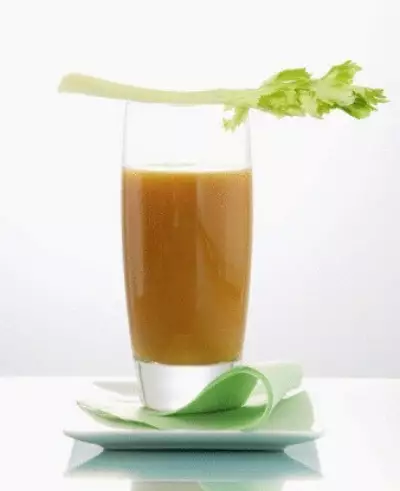 Напиток из брокколи сельдерея и кормовой капусты