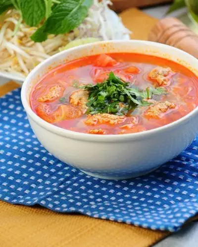 Суп из баранины с горохом, фрикадельками и томатом