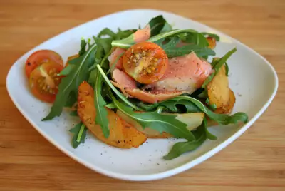 Салат со слабосоленой форелью рукколой и картофелем