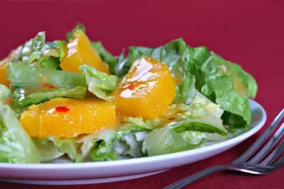 Салат из латука с цитрусами и сухариками фото