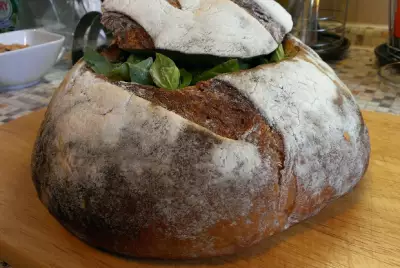 Пан банья слоеный бутерброд в хлебе