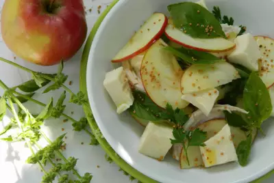 Салат с курицей, яблоками и сыром