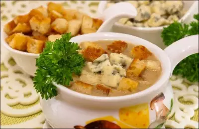 Суп с грибами, сухариками и сыром с благородной плесенью