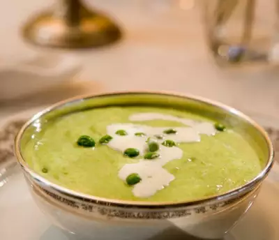 Крем-суп из зеленого горошка и мяты