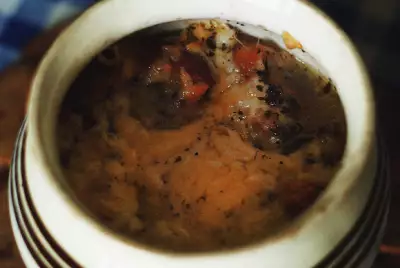 Луковый суп, запеченный под сырной корочкой