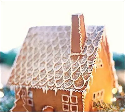 Рождественский снежный пряничный домик