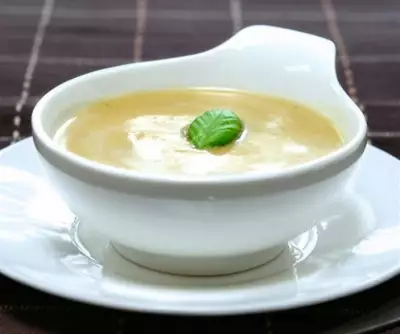 Молочный суп с луком-пореем