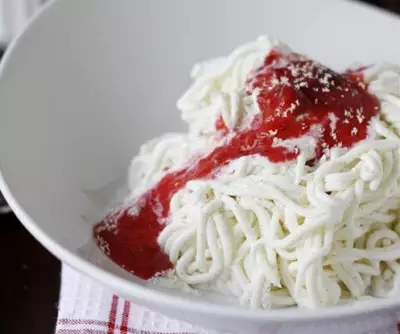 Замороженные спагетти с клубничным соусом