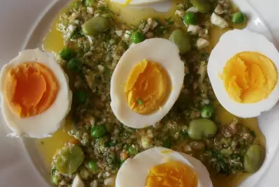 Яйца с зеленым соусом из петрушки бобов и горошка