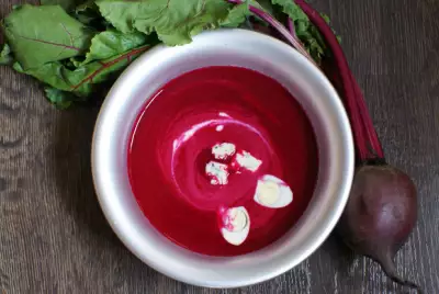 Холодный свекольный крем-суп с горгонзолой