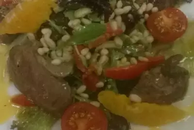 Теплый салат из печени кролика и авокадо с соусом маракуя