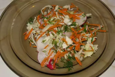Геометрический овощной салат с укропом