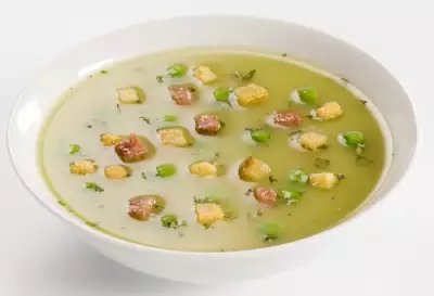 Гороховый суп с беконом и сухариками