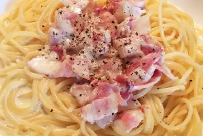 Спагетти в сливочном соусе с песто и беконом
