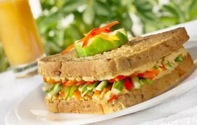 Сэндвич со свежими овощами и сыром