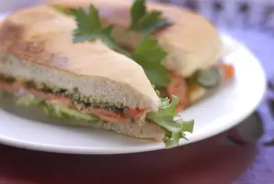 Быстрые сэндвичи с лососем овощами и рикоттой
