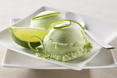 Зеленое мороженое из авокадо с текилой