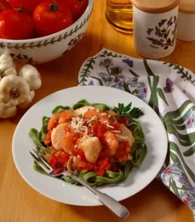 Феттучини с креветками в густом томатно шафрановом соусе