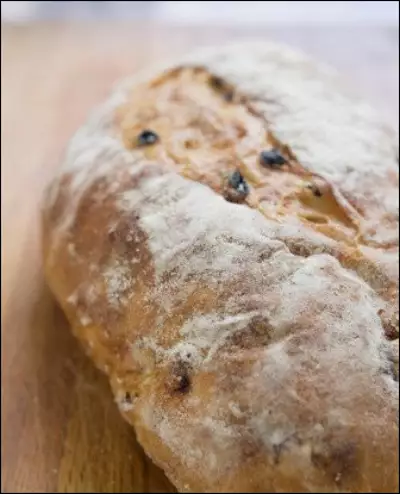 Пшенично-ржаной дрожжевой хлеб с изюмом и тмином