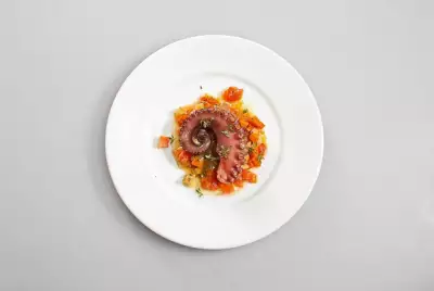 Осьминог с артишоком и томатно-мятным соусом